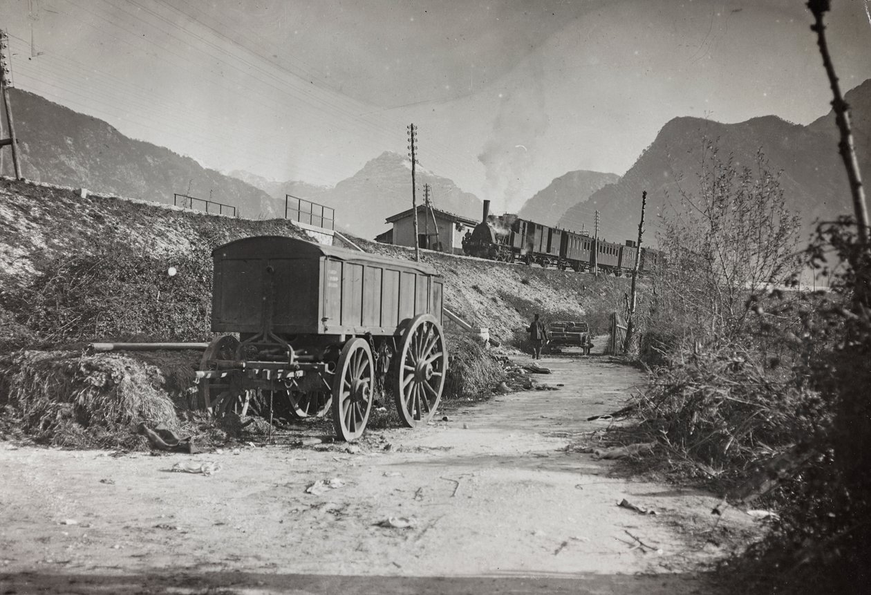 Album "Moje světová válka - vzpomínky na jihozápadní frontu v Korutanech, Itálie, Trentino-Alto Adige) 31.3.1915-12.11. 1918 - Josef Zohles Wien ": železnice Tolmezzo (č/b foto od Josef Zohles