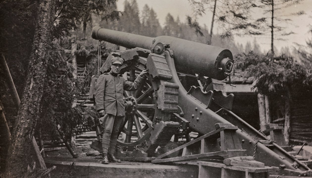 Album "Moje světová válka - vzpomínky na jihozápadní frontu v Korutanech, Itálie, Trentino-Alto Adige) 31.3.1915-12.11. 1918 - Josef Zohles Vídeň ": voják s pistolí (č/b foto od Josef Zohles