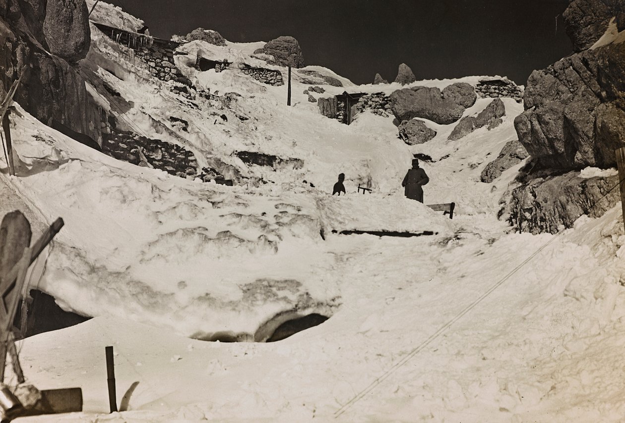 Album "Moje světová válka - vzpomínky na jihozápadní frontu v Korutanech, Itálie, Trentino-Alto Adige) 31.3.1915-12.11. 1918 - Josef Zohles Vídeň ": vojáci ve sněhu (čb p od Josef Zohles