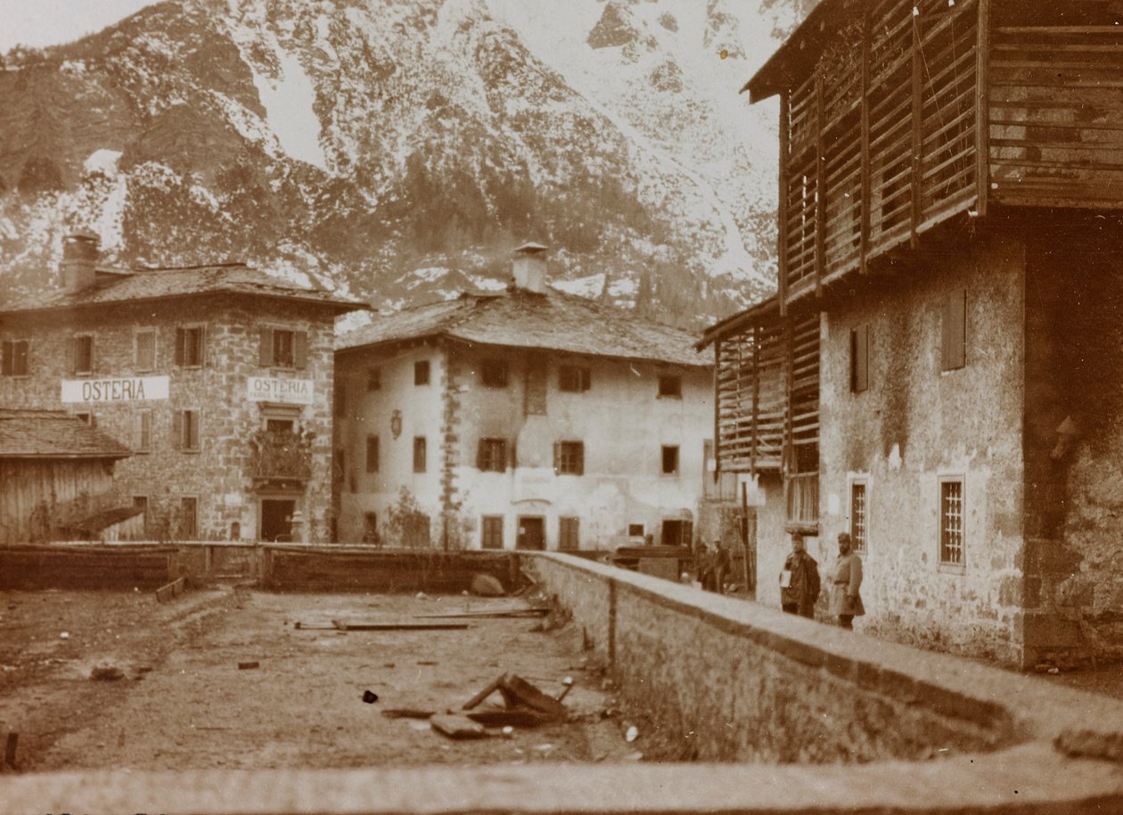 Album "Moje světová válka - vzpomínky na jihozápadní frontu v Korutanech, Itálie, Trentino-Alto Adige) 31.3.1915-12.11. 1918 - Josef Zohles Vídeň ": pohled na Chiusaforte (čb ph od Josef Zohles