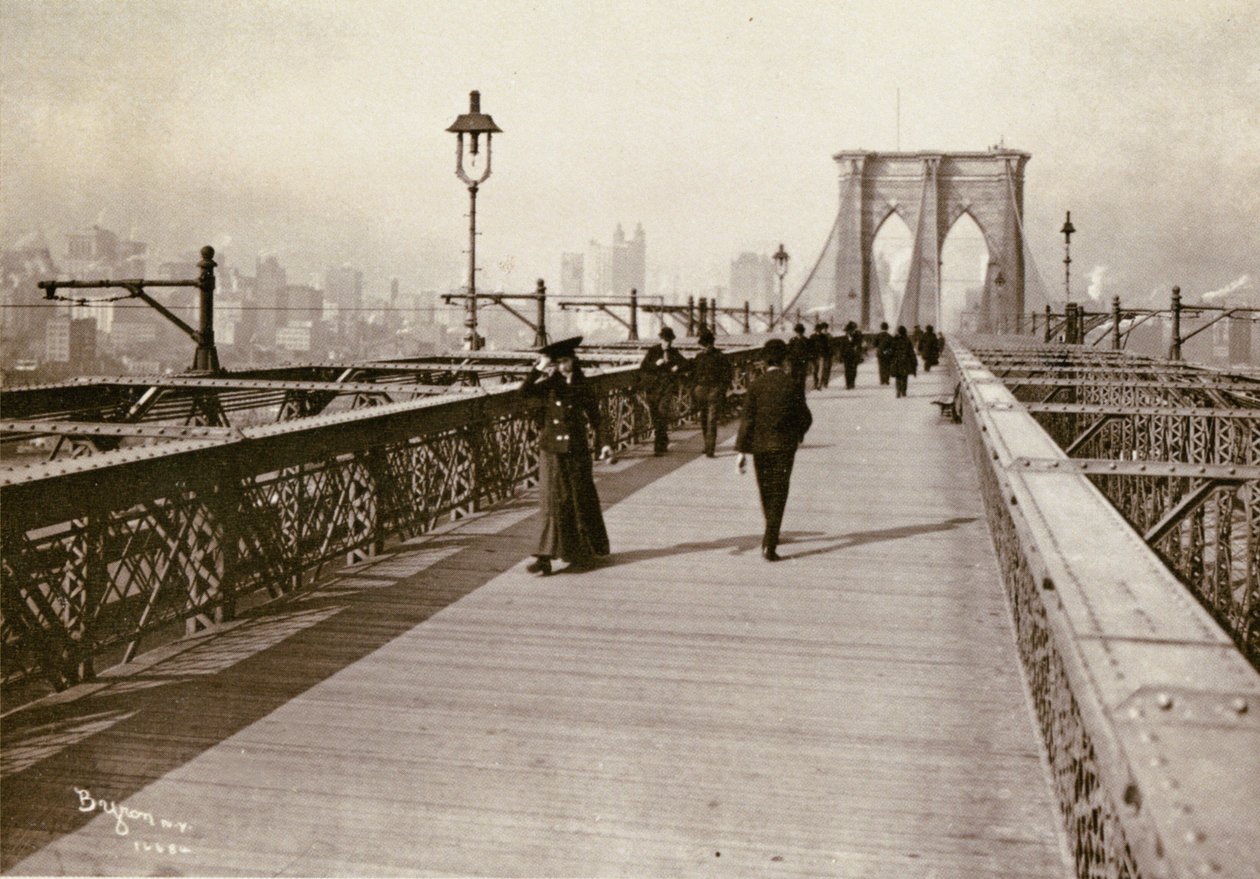 Brooklyn Bridge Promenade, při pohledu na Manhattan, 1903 (bw pohlednice) od Joseph Byron