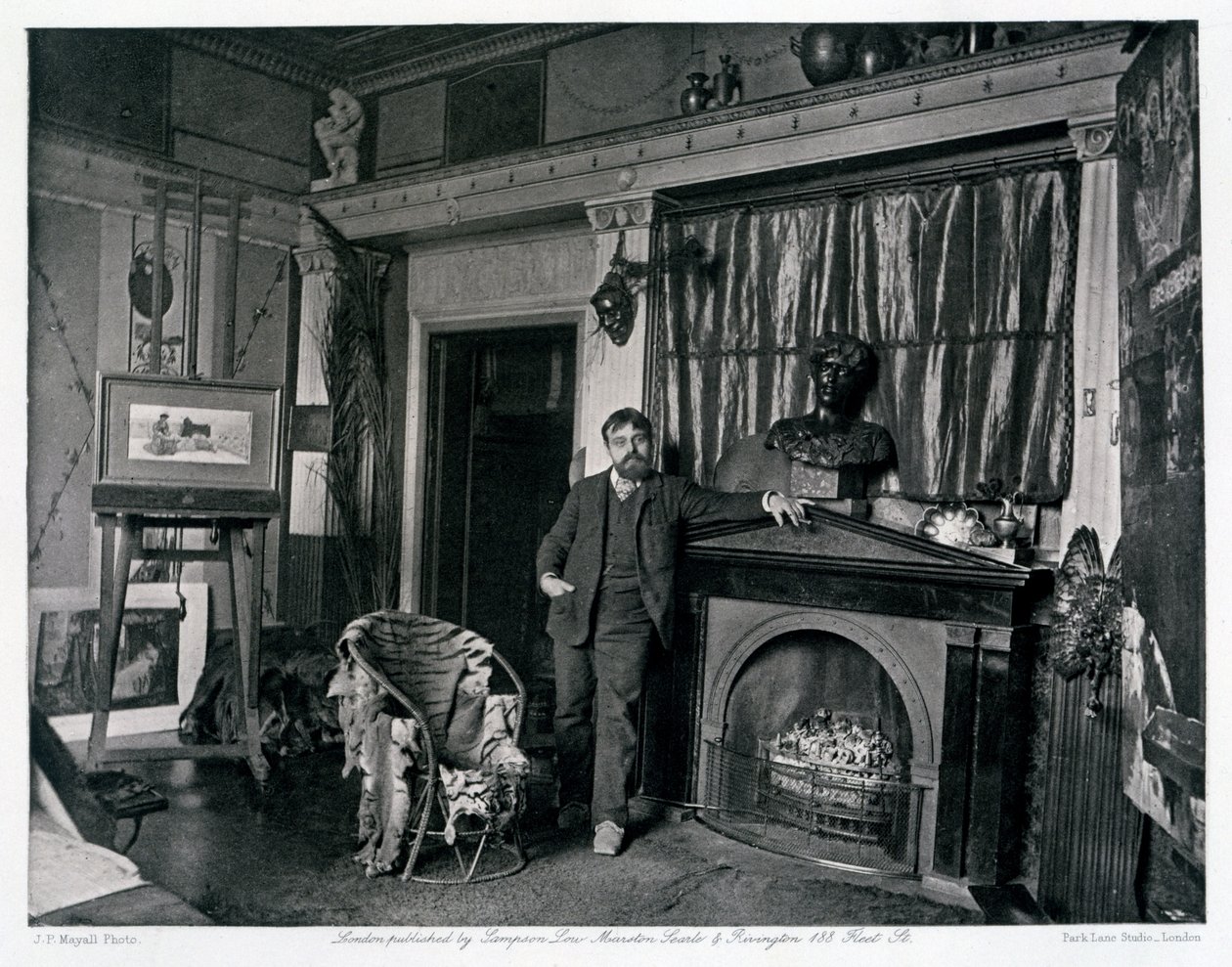 L. Alma-Tadema ve svém ateliéru kolem roku 1884 (černobílá fotografie) od Joseph Parkin Mayall