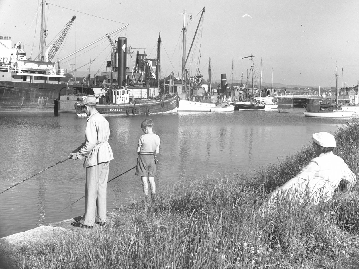 Muž a chlapec rybaří v Glasson Dock jako dáma na moři; mořská krajina; vzadu se dívá Ted, kotví různé lodě. od Joseph Hardman