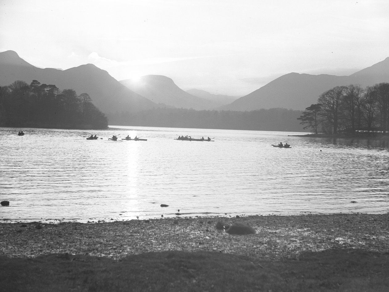 Pohled na lidi plující na kánoích po vodě Derwentwater při východu nebo západu slunce od Joseph Hardman