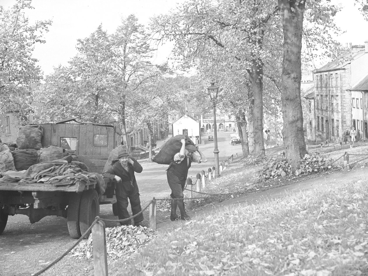Nákladní auto na ulici se dvěma uhlíři, kteří vezou pytle s uhlím od Joseph Hardman