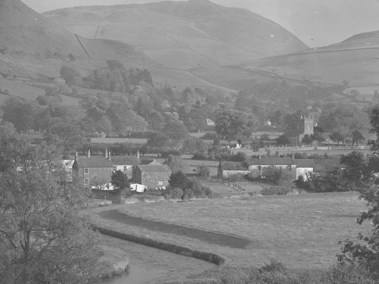 Orton Village budovy a kostel; architektura; náboženské; církevní; s kopci za zády od Joseph Hardman