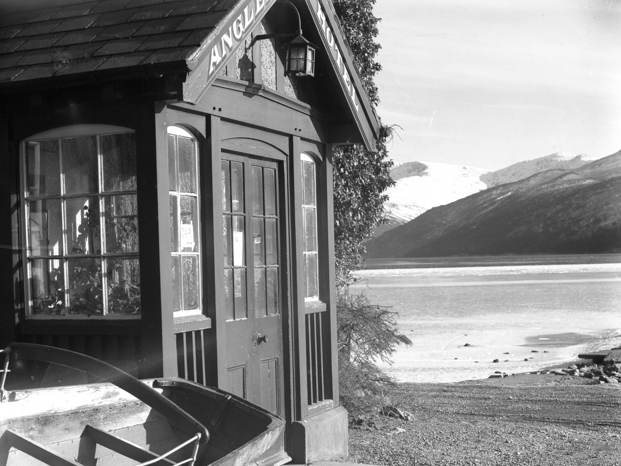 Pohled na vchod do "Anglers Hotel", jezero a údolí vpravo od snímku od Joseph Hardman