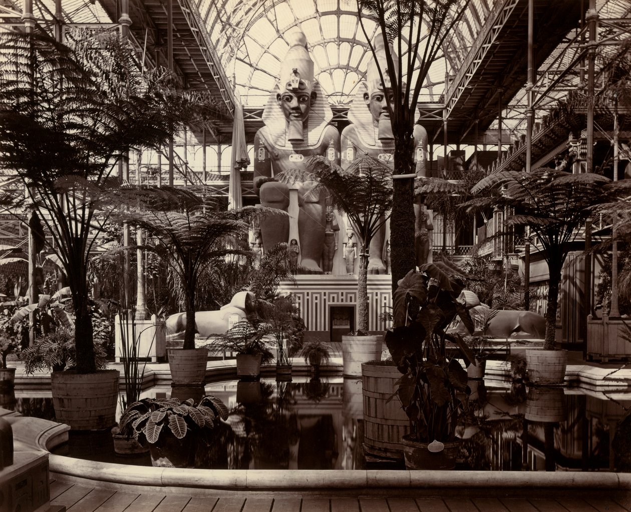 Křišťálový palác v Londýně: interiér severní transeptu, kolem roku 1870 (černobílá fotografie) od Joseph Paxton