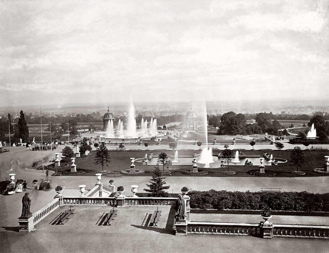 Křišťálový palác v Londýně: terasy a fontány, kolem roku 1870 (černobílá fotografie) od Joseph Paxton