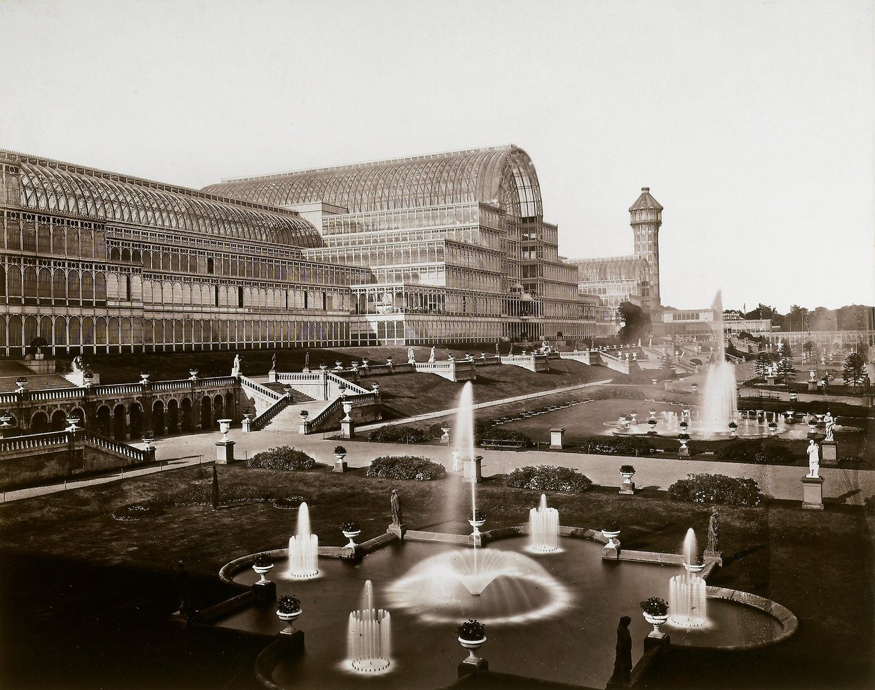 Crystal Palace v Londýně: zahrady a fontány, kolem roku 1870 (černobílá fotografie) od Joseph Paxton