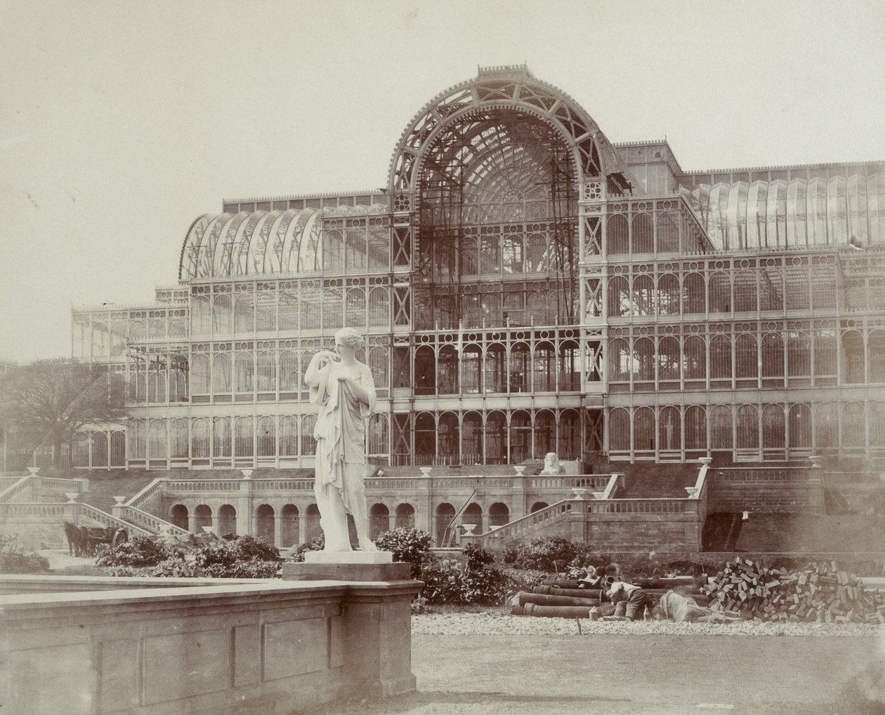 Jižní transept, z druhé terasy, vytištěno v „Photographic Views of the Progress of Crystal Palace, Sydenham“ od Joseph Paxton