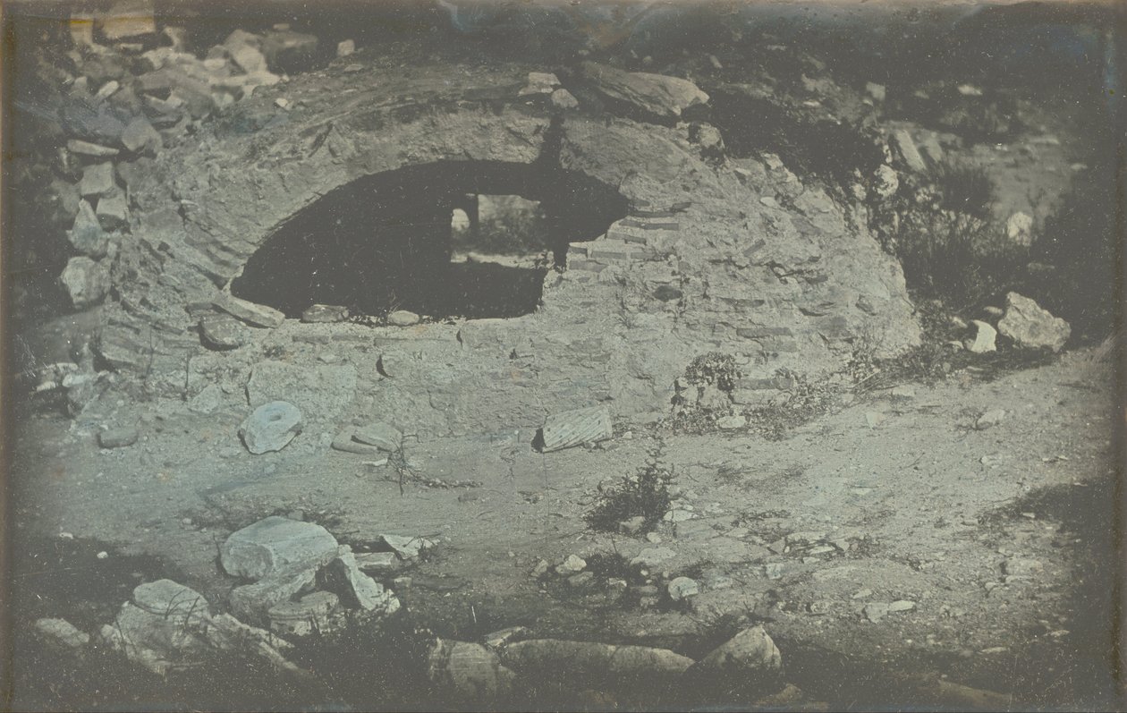 Athény. T. [emple] de Min. [Erve] Poliade (1er plány) / [Cistern otevření na úpatí Erectheion, Acropolis, Athens. od Philibert Joseph Girault de Prangey