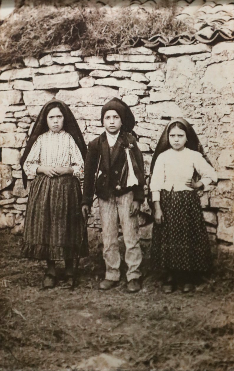 Svatyně ve Fatimě. Lucia dos Santos a její sestřenice Francisco a Jacinta Marto. Panny Marie z Fatimy. Portugalsko. od Joshua Benoliel