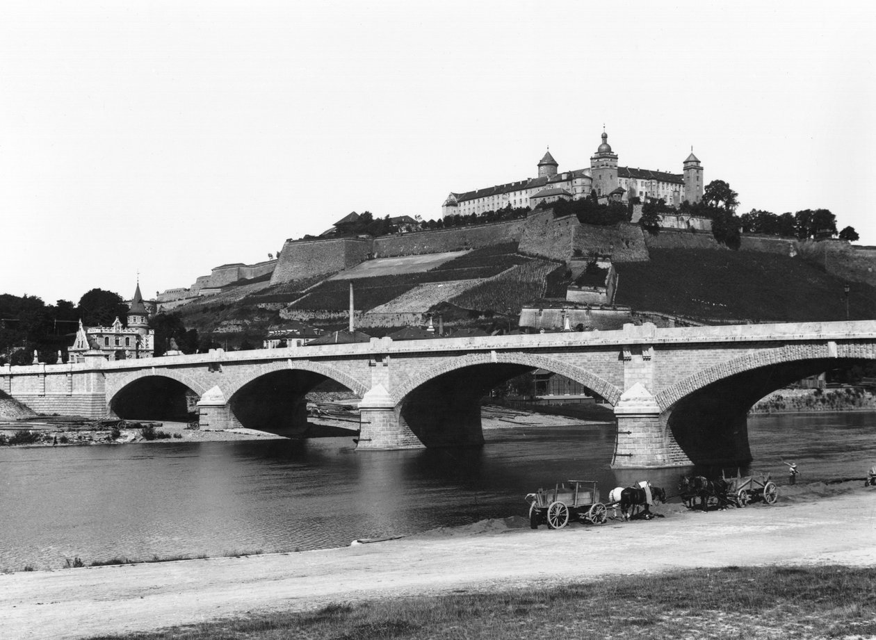 Pevnost Marienberg při pohledu z Ludwigs Bridge, Würzburg, c.1910 od Jousset