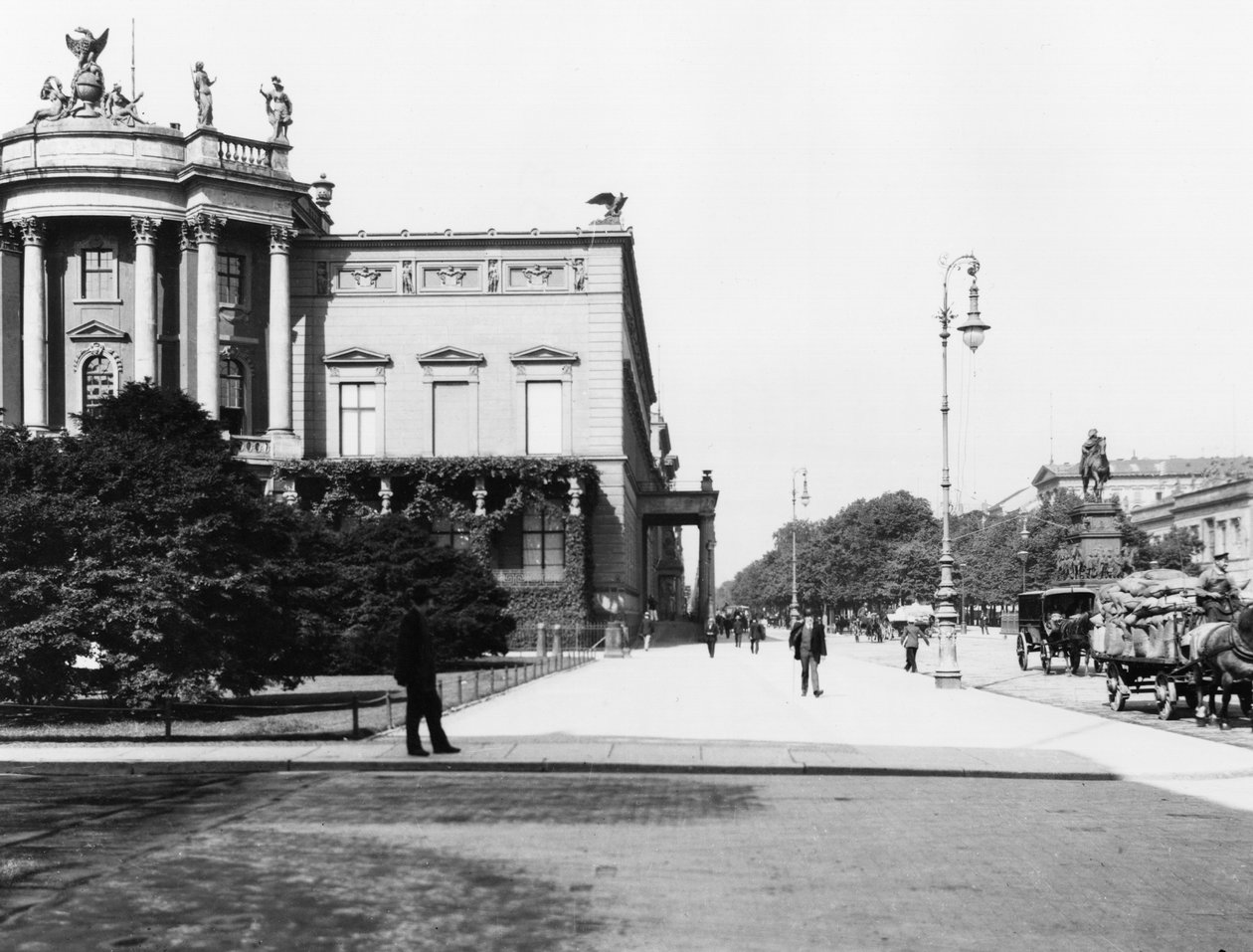 Palác Wilhelma I. (1797-1888) postavený v letech 1834-37 Carlem F. Langhansem (1782-1869) Unter den Linden, Berlín, kolem roku 1910 od Jousset