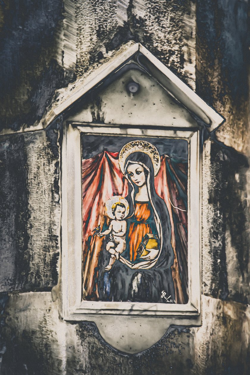 Matka s dítětem, ze série Maria a Ježíš v Savonně, 2015 (fotografie) od Joy Lions