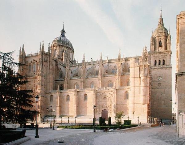 Pohled na Catedral Nueva ze severu, zahájena 1512 (foto) od Juan and Rodrigo Gil de Hontanon