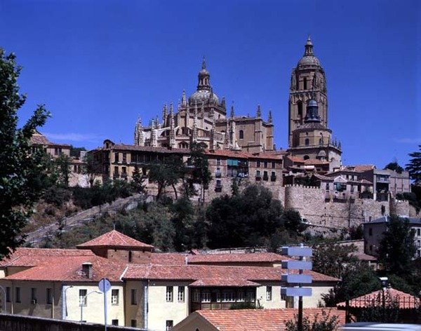 Pohled na katedrálu od jihu, 1525-77 od Juan and Rodrigo Gil de Hontanon