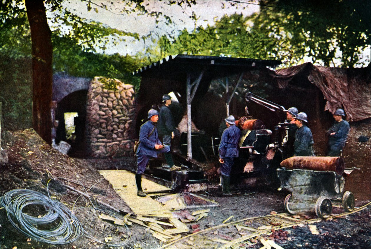 Francouzská baterie těžkých děl pod maskovací sítí za zdí, Verdun, září 1916 (autochrom) od Jules Gervais Courtellemont