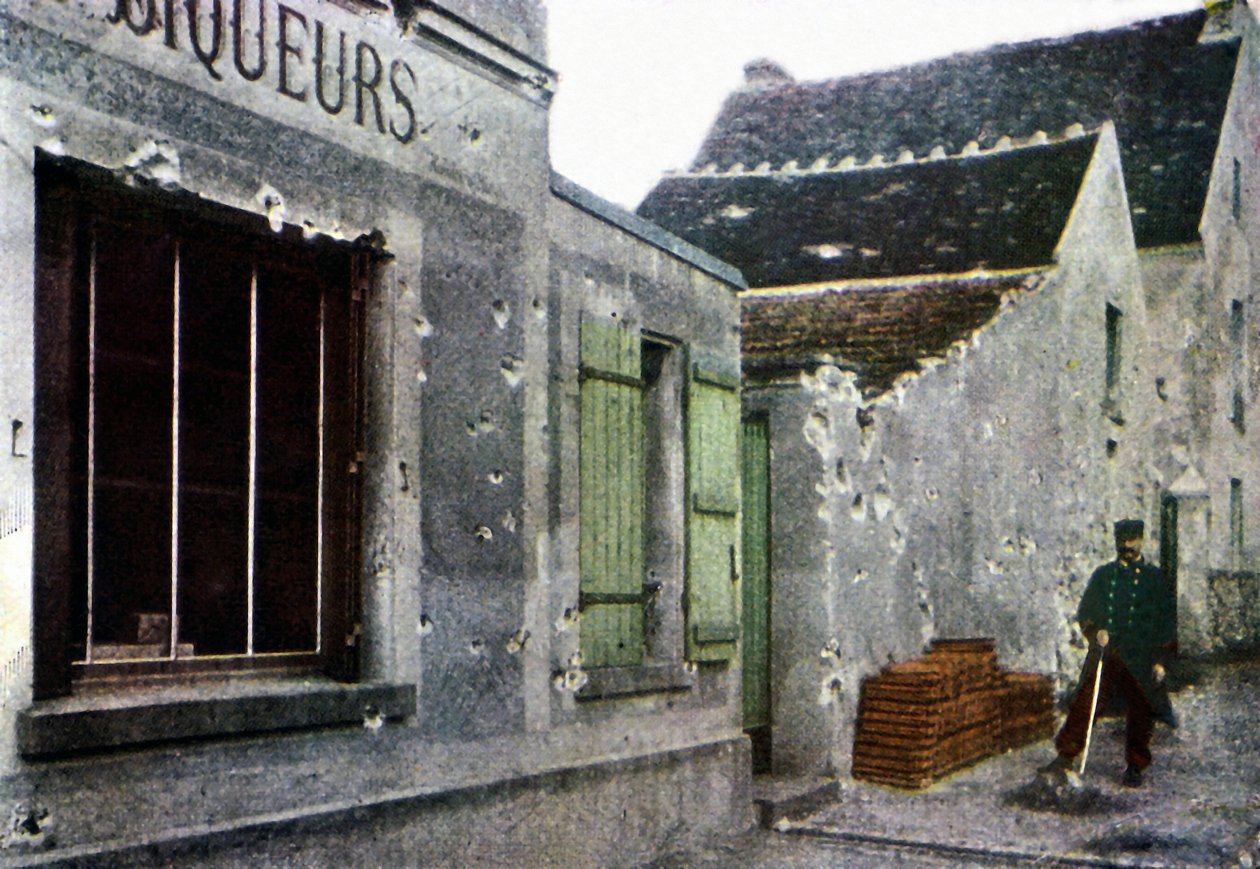 Francouzský voják uklízí ve městě Barcy poblíž Meaux během bitvy na Marně východně od Paříže, září 1914 (autochrom) od Jules Gervais Courtellemont