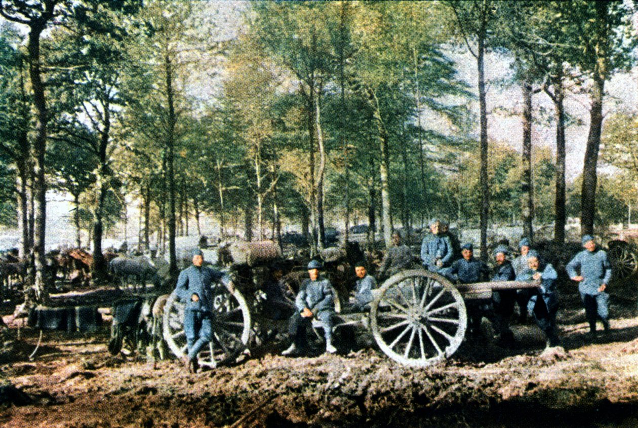 Skupina francouzských dělostřelců se 75 mm děly během bitvy u Verdunu, září 1916 (autochrom) od Jules Gervais Courtellemont