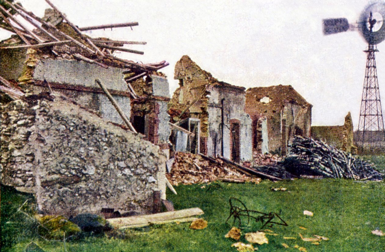 Zničené budovy ve Villeneuve-Lez-Charleville jižně od Remeše během bitvy na Marně, září 1914 (autochrom) od Jules Gervais Courtellemont