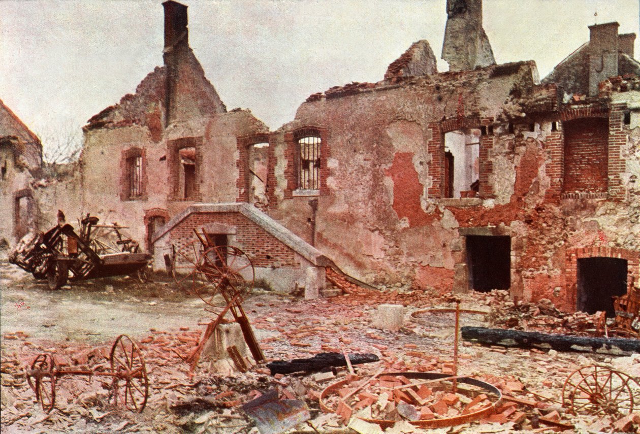 Zničené budovy v malém městě během bitvy na Marně východně od Paříže, září 1914 (autochrom) od Jules Gervais Courtellemont