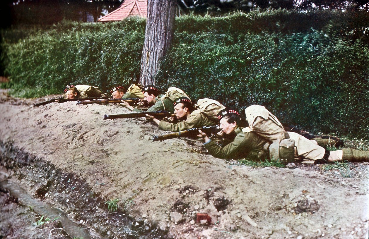 Pět pěšáků ze Skotska s puškami v pohotovosti během bitvy na Marně východně od Paříže, září 1914 (autochrom) od Jules Gervais Courtellemont