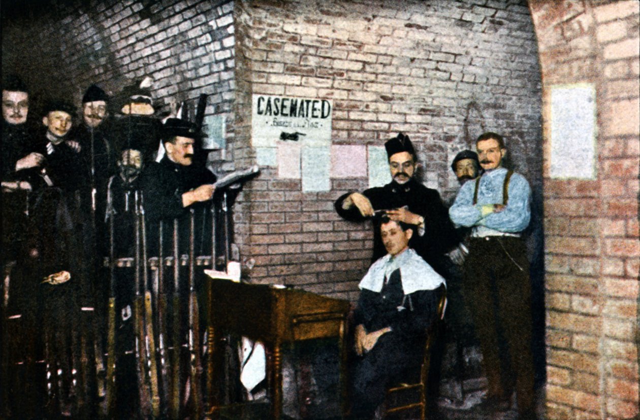 Francouzští vojáci a holič v kasematech, Verdun, září 1916 (autochrom) od Jules Gervais Courtellemont