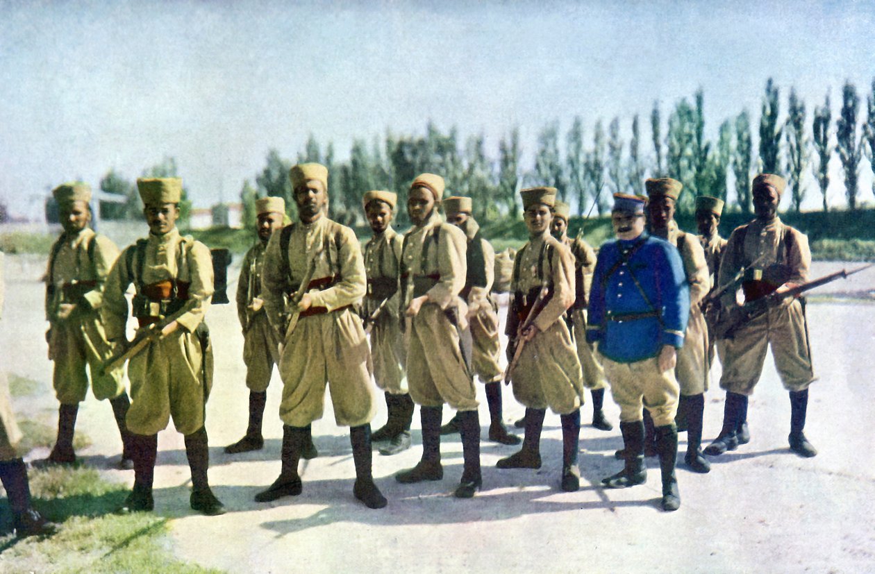 Maročtí střelci a francouzský důstojník na okraji vesnice během bitvy na Marně východně od Paříže, září 1914 (autochrom) od Jules Gervais Courtellemont