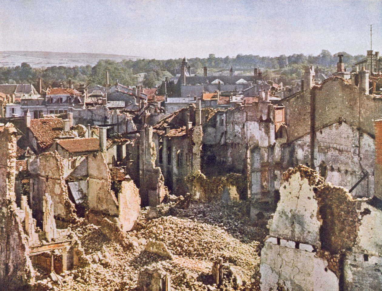 Ruiny Verdunu po 8 měsících bombardování, 191617 (po barevné fotografii) od Jules Gervais Courtellemont