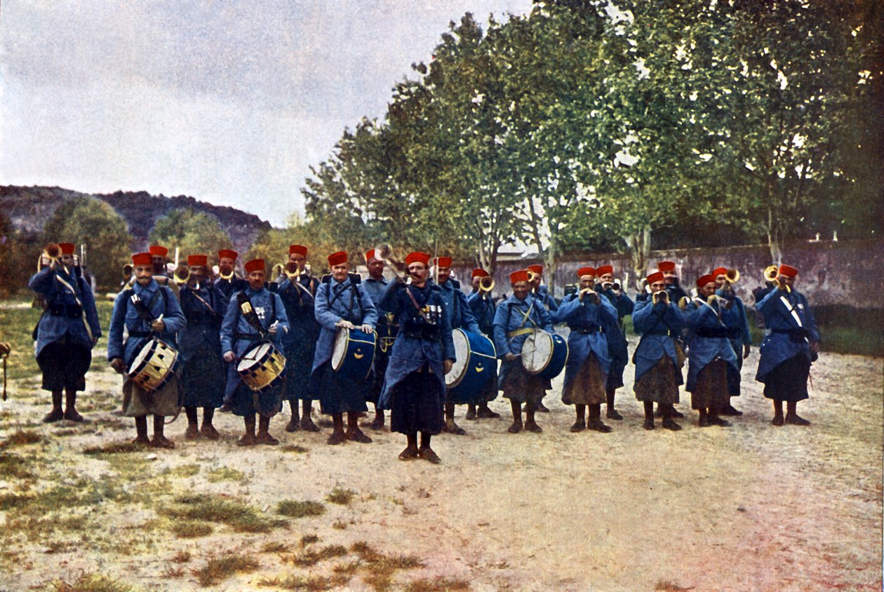 Vojenská kapela z Alžírska během bitvy na Marně východně od Paříže, září 1914 (autochrom) od Jules Gervais Courtellemont