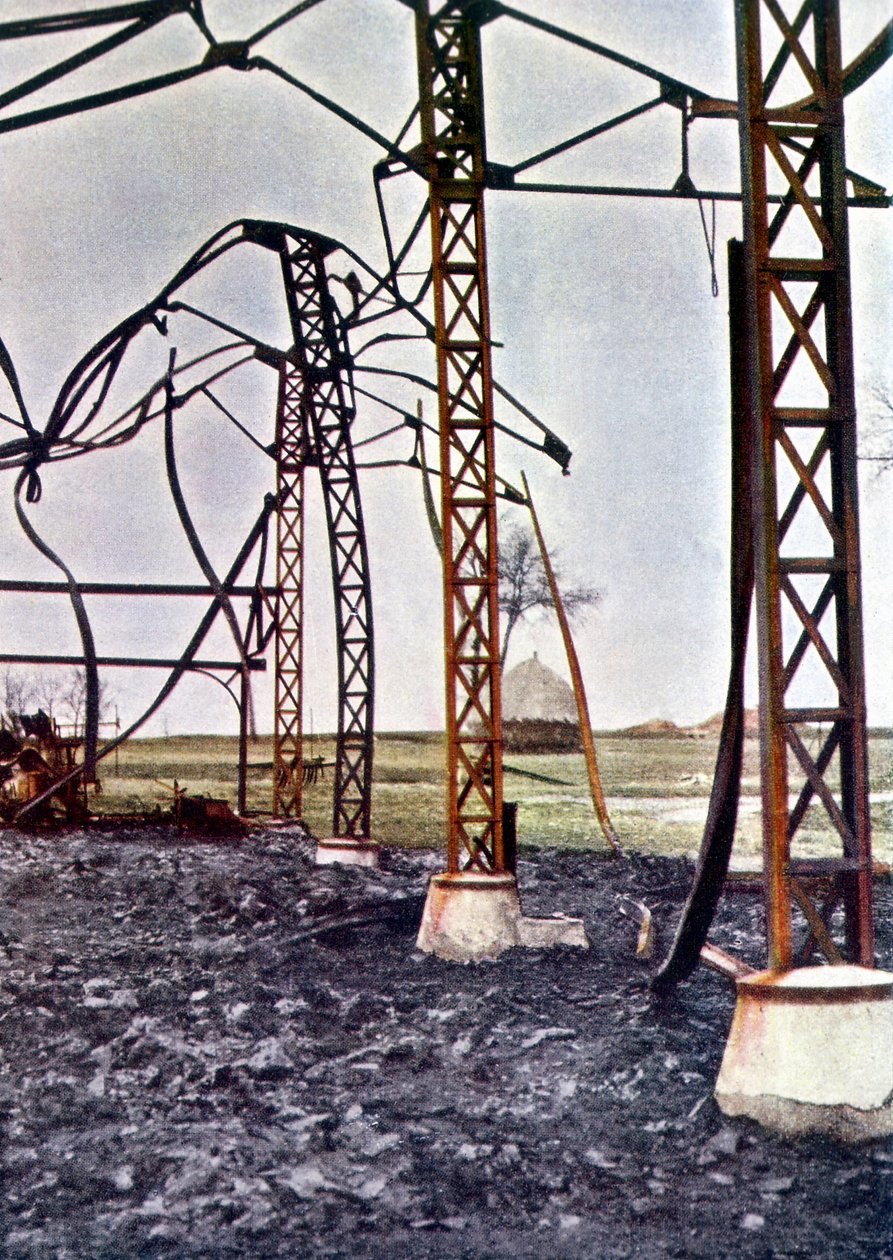 Ohnuté ocelové nosníky spálené budovy ve městě Étrepilly severně od Meaux během bitvy na Marně východně od Paříže, září 1914 (autochrom) od Jules Gervais Courtellemont