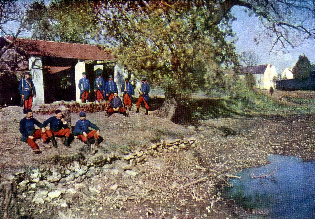 Francouzští vojáci v Monthyonu během bitvy na Marně východně od Paříže, září 1914 (autochrom) od Jules Gervais Courtellemont