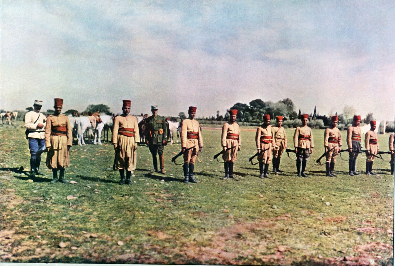 Maročtí střelci a dva francouzští důstojníci během bitvy na Marně východně od Paříže, září 1914 (autochrom) od Jules Gervais Courtellemont