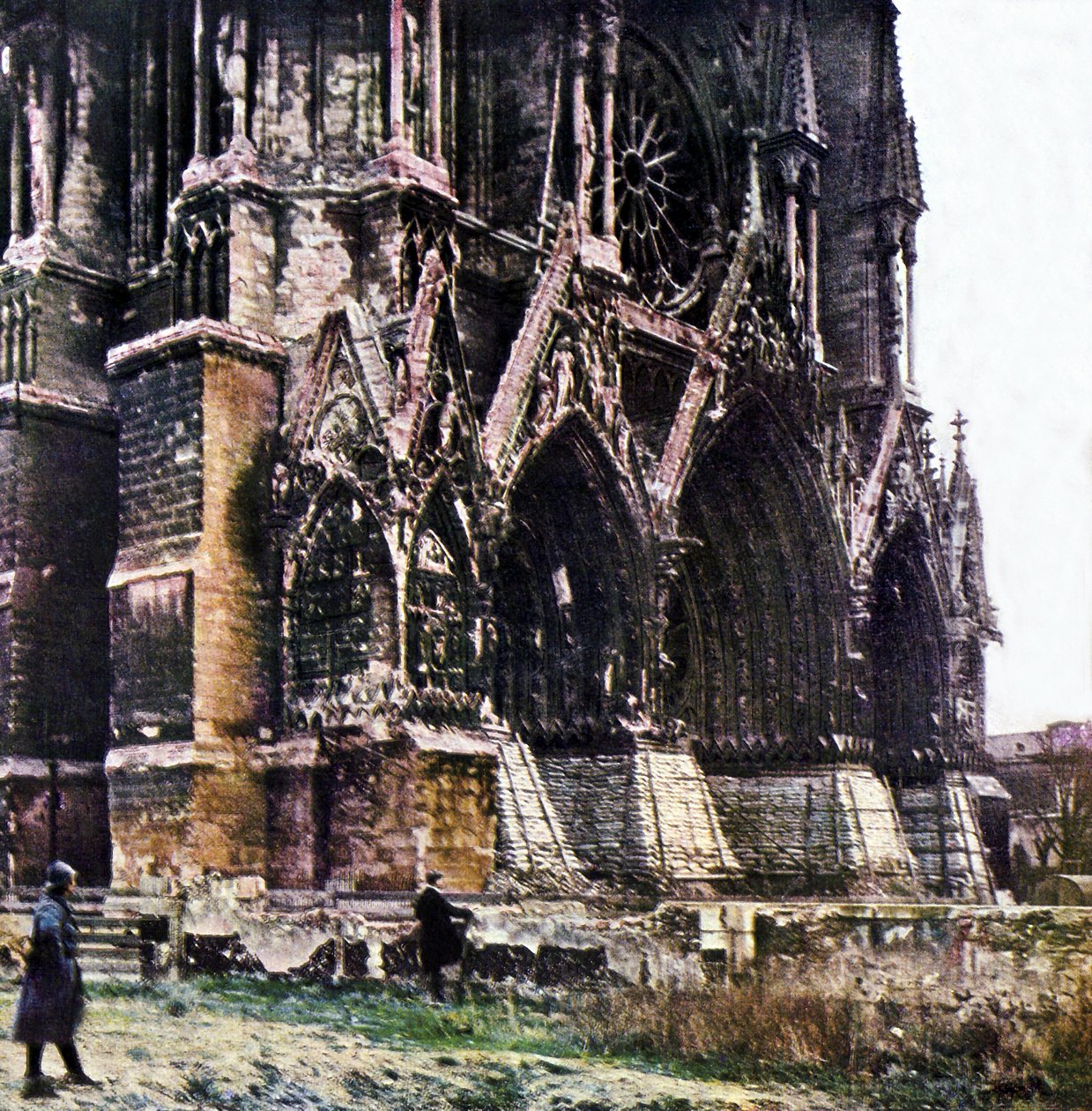 Poškozená katedrála v Remeši během bitvy na Marně východně od Paříže, září 1914 (autochrom) od Jules Gervais Courtellemont