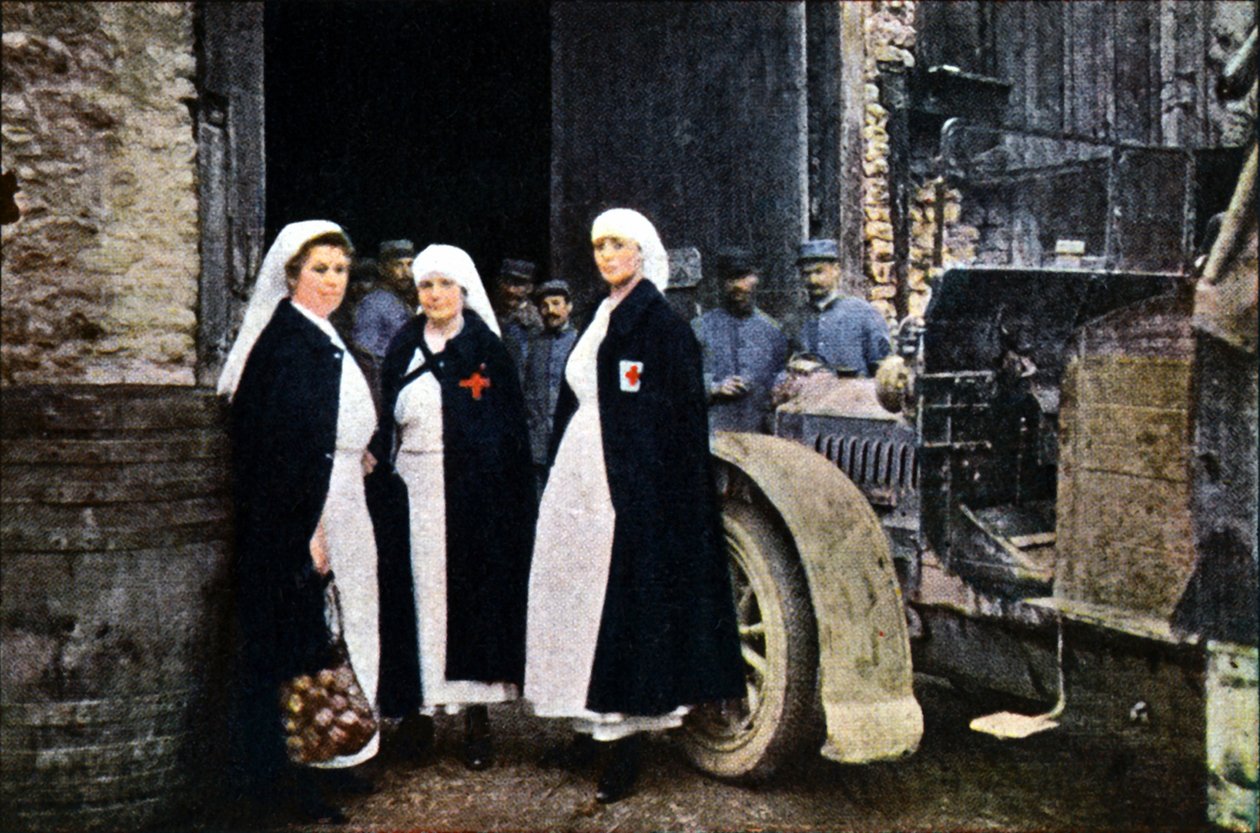 Tři ženy nosící červený kříž a francouzský personál sanitky s vozidlem, Verdun, září 1916 (autochrom) od Jules Gervais Courtellemont