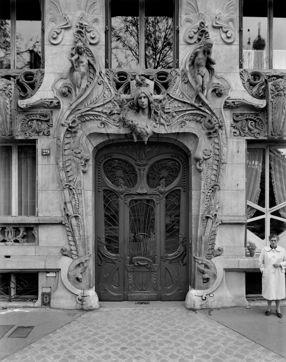 Vstupní dveře do apartmánů na 29 Avenue Rapp, navržené v roce 1901 od Jules Lavirotte