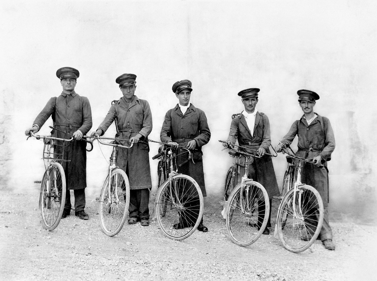 Pět mušketýrů ze Spoleta, úředníci na ochranu proti škůdcům, asi 1930 (želatinový stříbrný tisk) od Jules Brocherel