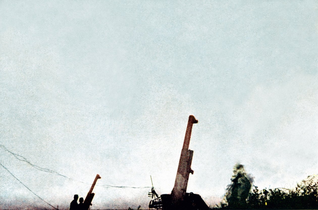 Protiletadlová děla v akci: od 21. února bylo bateriemi sestřeleno 25 letadel a balónového draka, Verdun, září 1916 (autochrom) od Jules Gervais Courtellemont