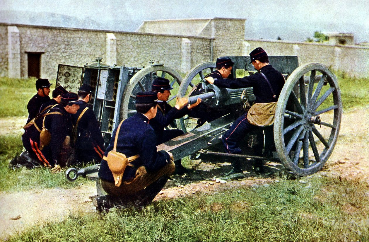 Francouzští vojáci s minometem v akci během bitvy na Marně východně od Paříže, září 1914 (autochrom) od Jules Gervais Courtellemont