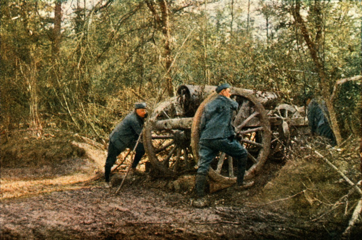 Tři francouzští vojáci v lese s houfnicí, Verdun, září 1916 (autochrom) od Jules Gervais Courtellemont