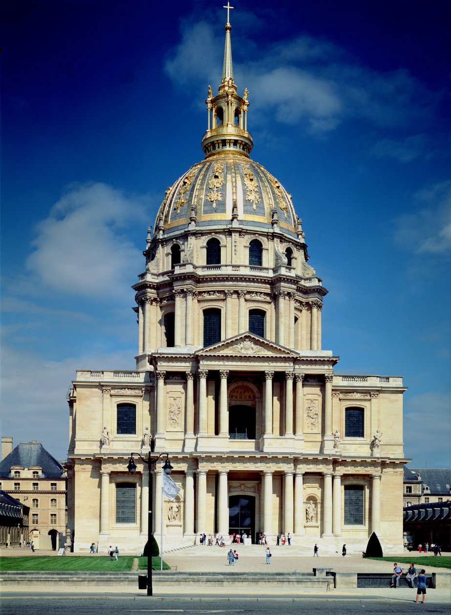 Exteriér kostela, zahájena 1676 od Jules Hardouin Mansart