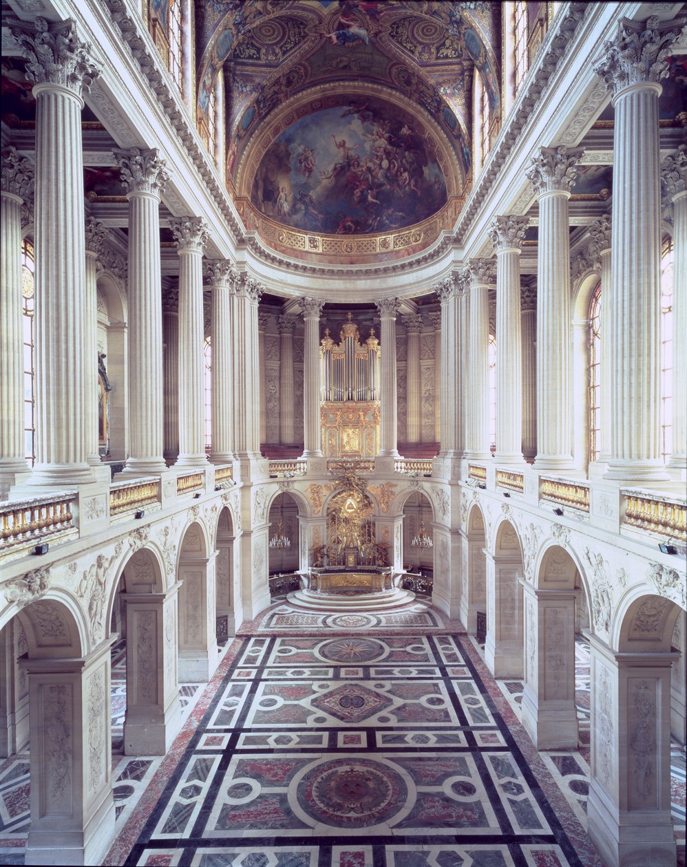 Vnitřní pohled na kapli, zahájený v roce 1699 a dokončený Robertem de Cotte v roce 1710 od Jules Hardouin Mansart