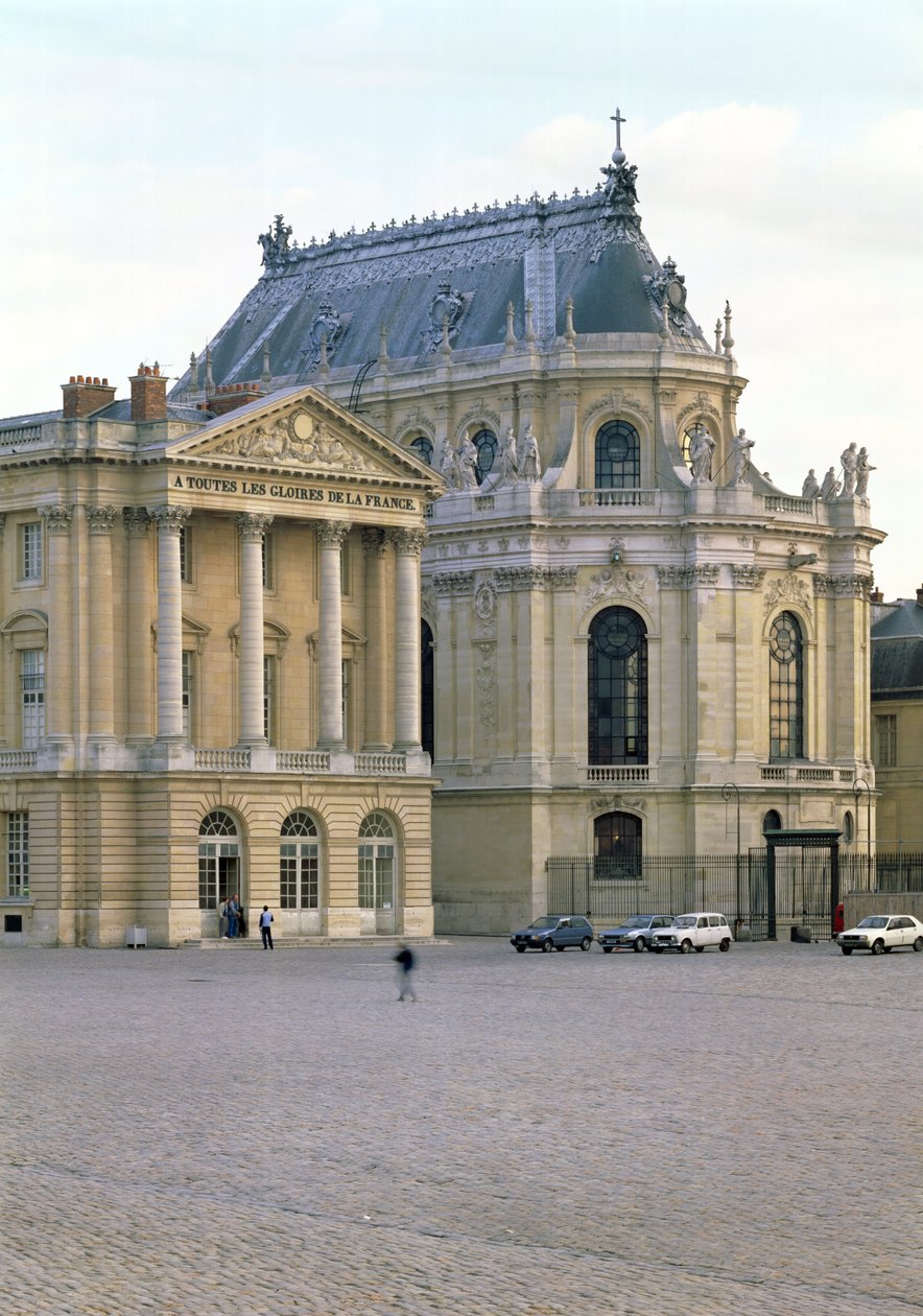 Chapelle Royale (Královská kaple) dokončená Robertem de Cottem (1656-1735) začala v roce 1699 podle plánů připravených v roce 1689, zasvěcených v roce 1710 od Jules Hardouin Mansart