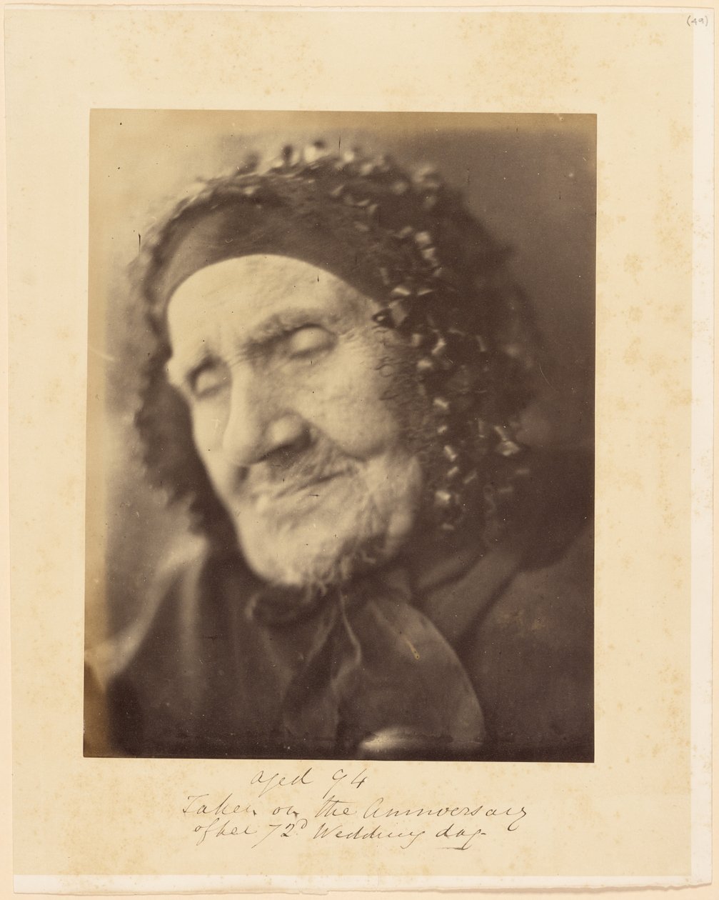 Ve věku 94 let, pořízeno v den 72. výročí její svatby [Portrét hlavy a ramen starší ženy] od Julia Margaret Cameron