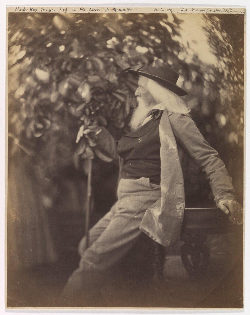 Pan Charles Hay Cameron ve své zahradě ve Freshwateru od Julia Margaret Cameron