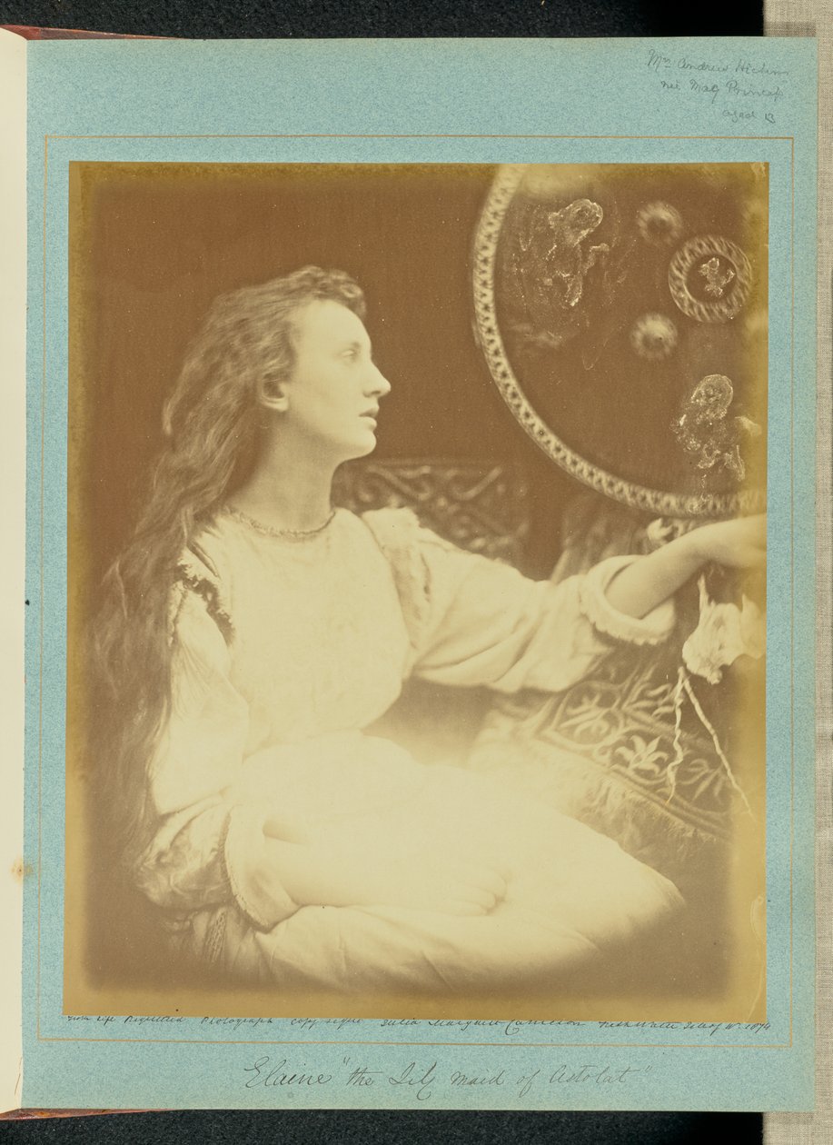 Elaine „liliová panna z Astolatu“ od Julia Margaret Cameron
