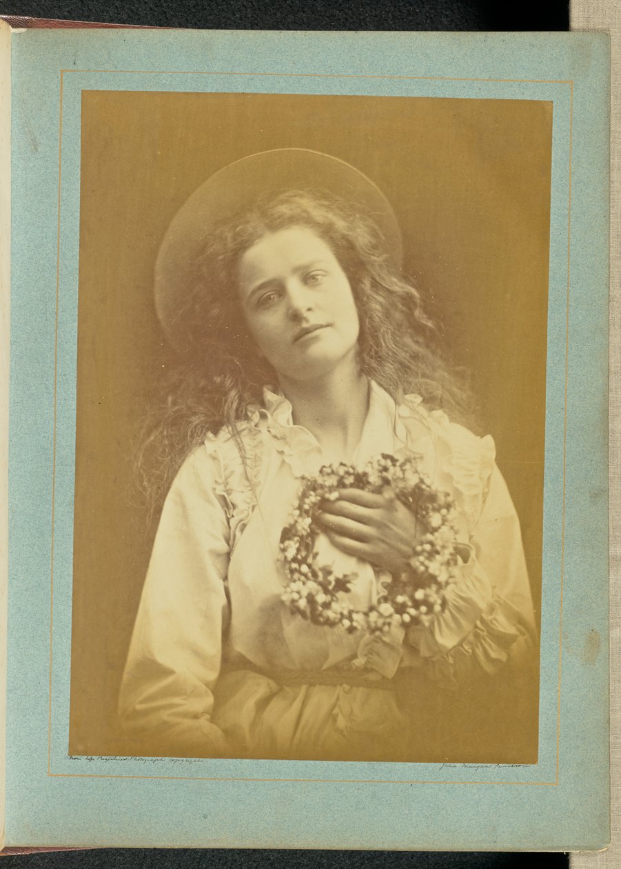 ["Neboť já budu královnou máje, matko, já budu královnou máje."] od Julia Margaret Cameron
