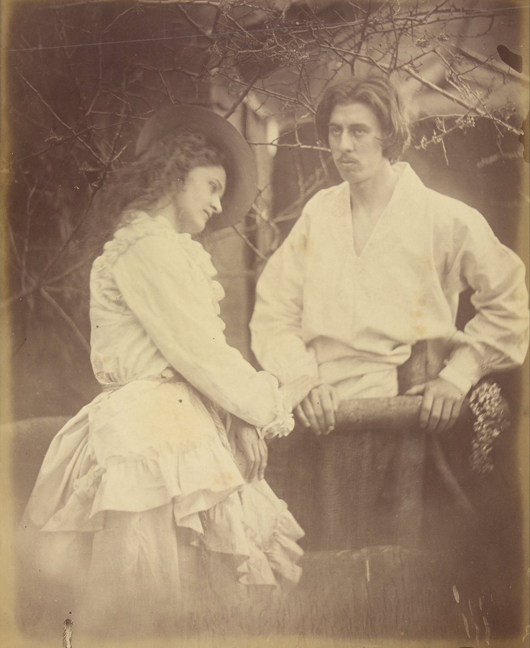 "Vzpomněl si na ten ostrý pohled, který jsem mu včera věnoval, matko"/"Říkají o mně, že jsem krutý, je mi jedno, co říkají." od Julia Margaret Cameron